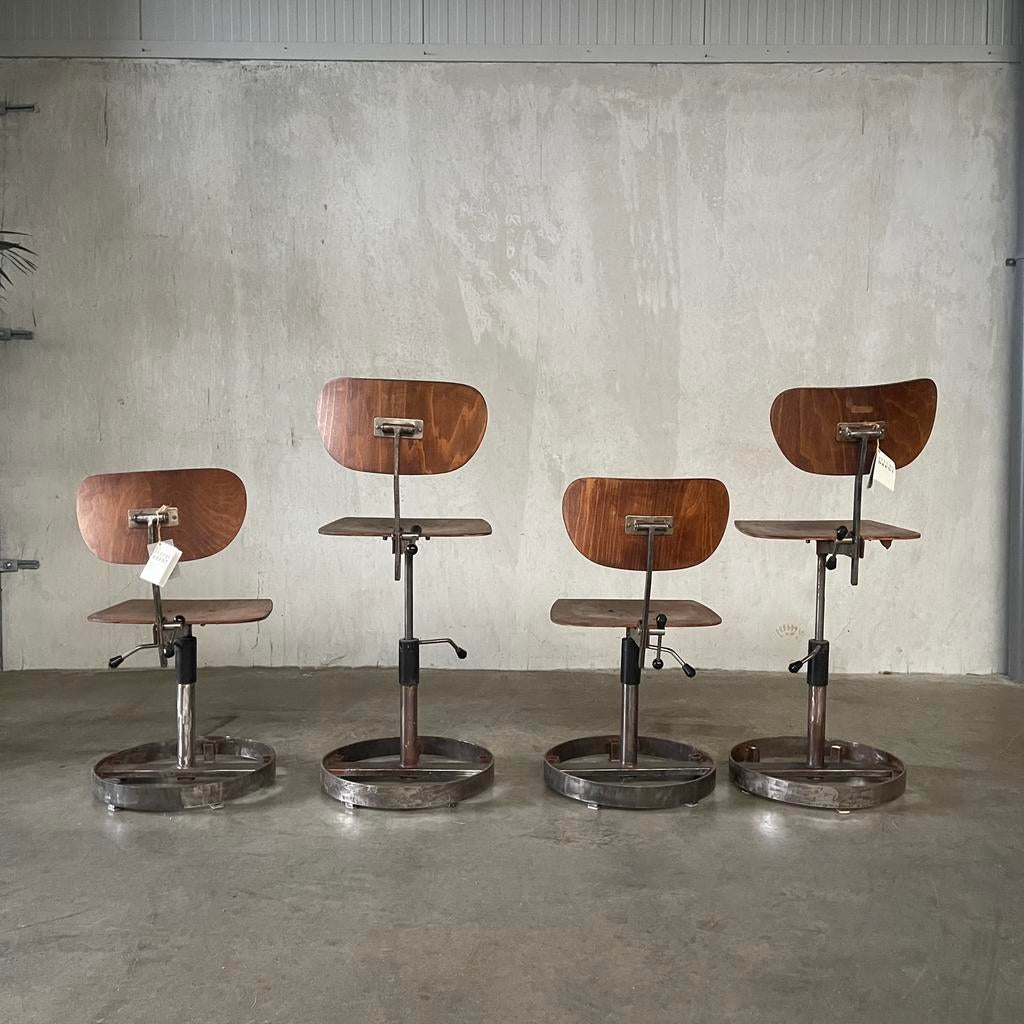 Oude fabrieksstoelen, vintage stoel, draaibare stoelen, Huis en Inrichting, Stoelen, Ophalen, Zo goed als nieuw, Eén