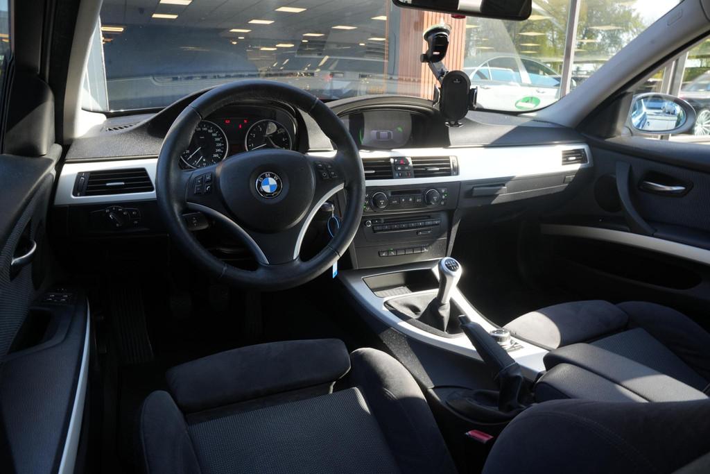 BMW 3-serie 325i Dynamic Executive Sportstoelen Alcantara St, Auto's, BMW, 745 kg, Gebruikt, Zwart, 2497 cc