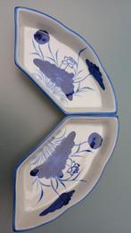 Twee vintage schaaltjes blauw wit met lelies, Ophalen of Verzenden