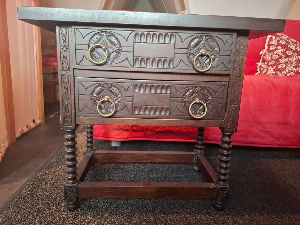 Laag ebbenhouten kastje met 2 lades en koperen ringen, Antiek en Kunst, Ophalen