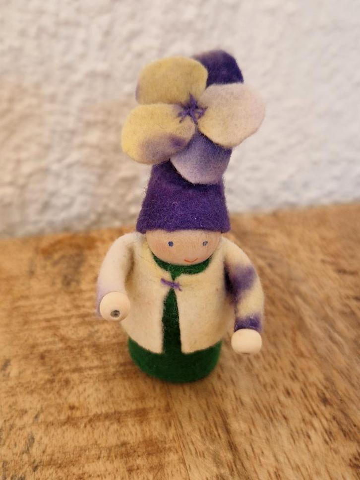 Bloemenkindje Viooltje van wolvilt voor seizoenstafel, Hobby en Vrije tijd, Vilt, Nieuw, Figuurtje(s), Wolvilt, Ophalen of Verzenden