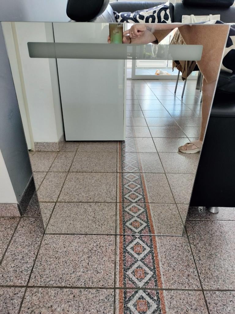 Moderne badkamerspiegel met geïntegreerde verlichting, Ophalen