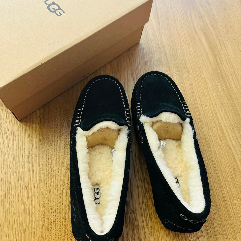UGG Pantoffels Zwart Maat 37 - Heerlijk Warm & Comfortabel, Kleding | Dames, Schoenen, Ophalen, Zwart, Pantoffels of Sloffen