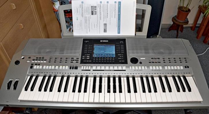 Yamaha PSR-S900, Muziek en Instrumenten, Keyboards, Zo goed als nieuw, 61 toetsen, Yamaha, Aanslaggevoelig, Met standaard, Midi-aansluiting