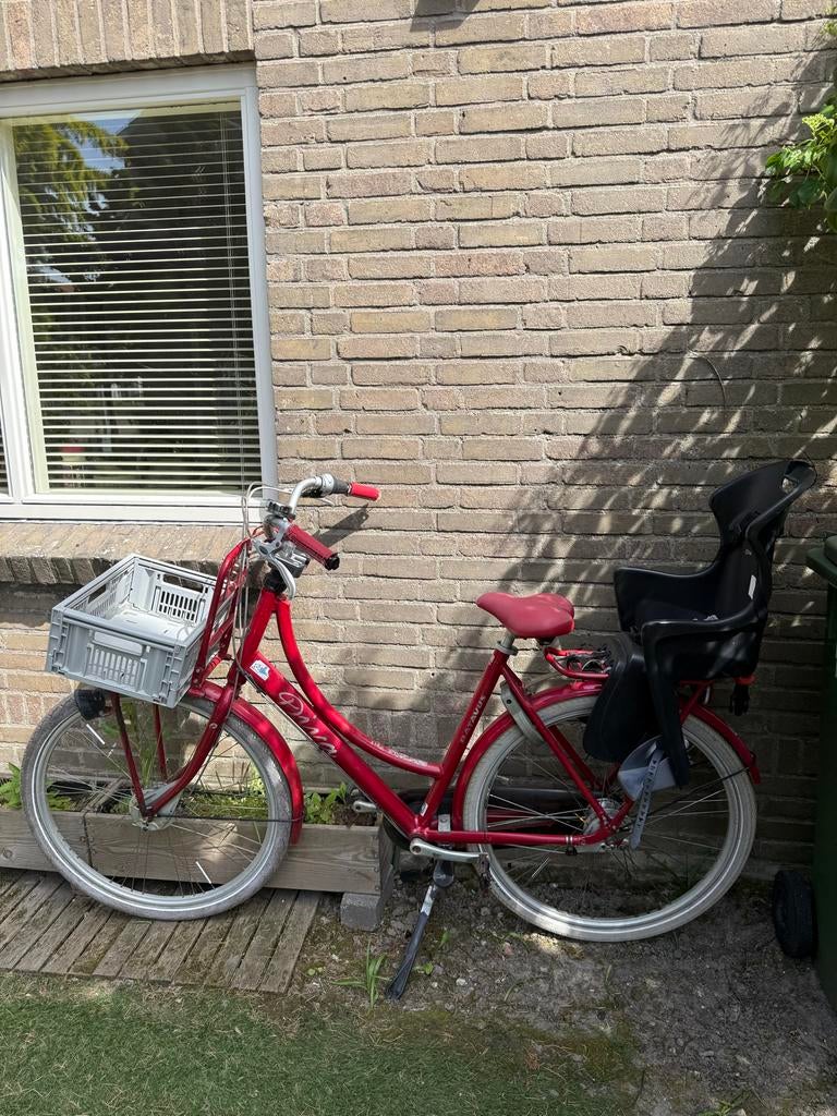 Rode Batavus fiets met kinderzitje en krat, Fietsen en Brommers, Fietsen | Dames | Damesfietsen, Batavus, Ophalen of Verzenden