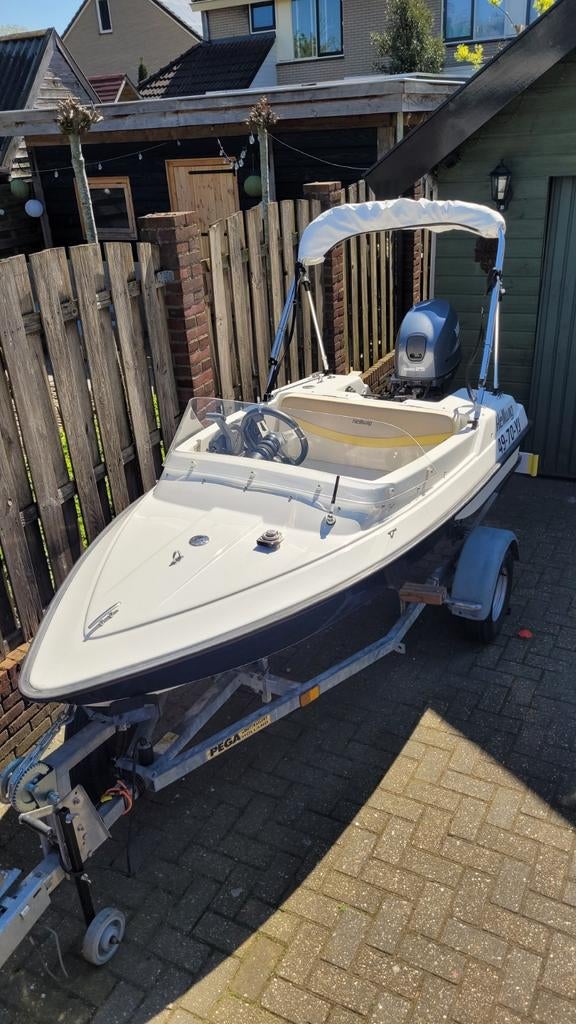 Stijlvolle boot met yamaha 25 pk buitenboordmotor en trailer, Watersport en Boten, Minder dan 3 meter, Ophalen of Verzenden, Zo goed als nieuw