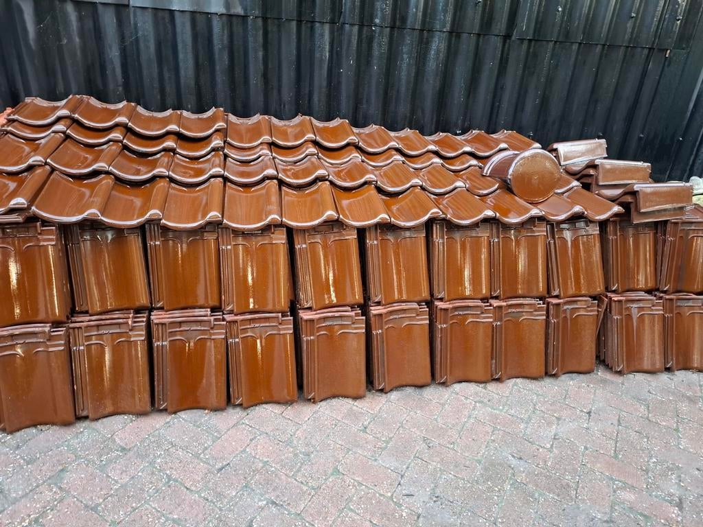 Hele mooie bruine geglazuurde  dakpannen met nokpannen, Doe-het-zelf en Verbouw, Dakpannen en Dakbedekking, Ophalen of Verzenden