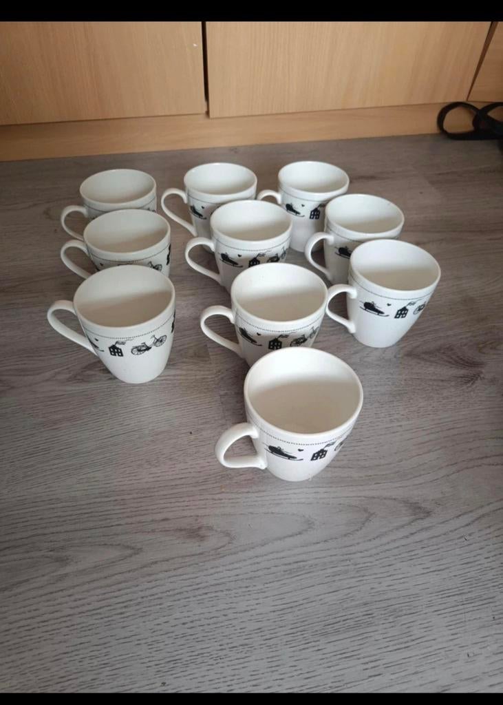 Set van 11 witte kopjes met zwart-wit print, Gebruikt, Keramiek, Ophalen of Verzenden, Overige stijlen