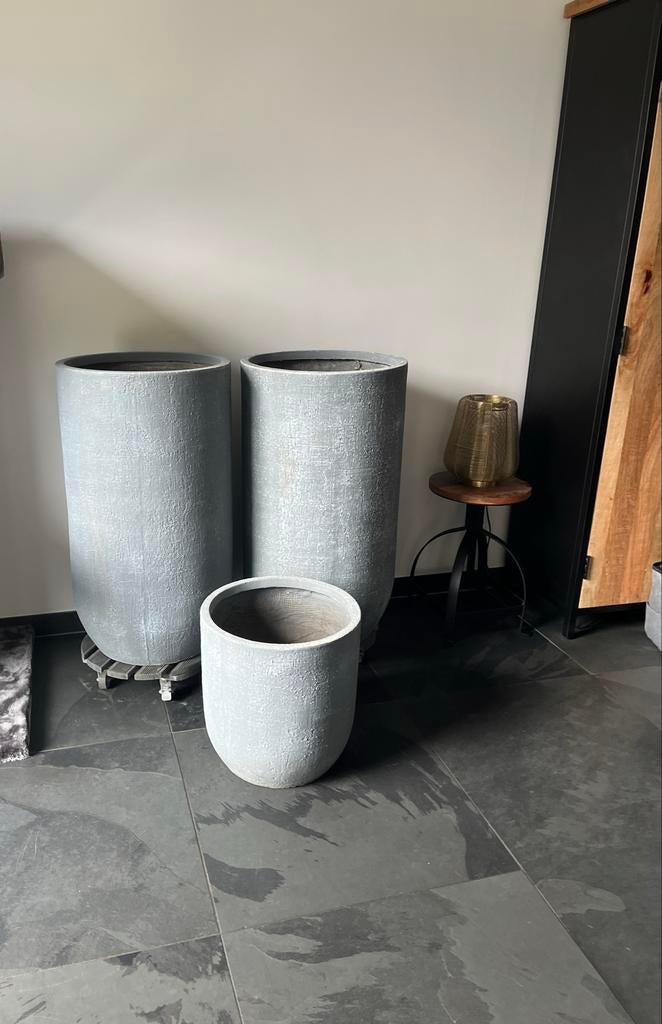 Set van 3 lichtgrijze bloempotten met rolkarretjes, Tuin en Terras, Ophalen, Kunststof, Gebruikt, 40 cm of meer