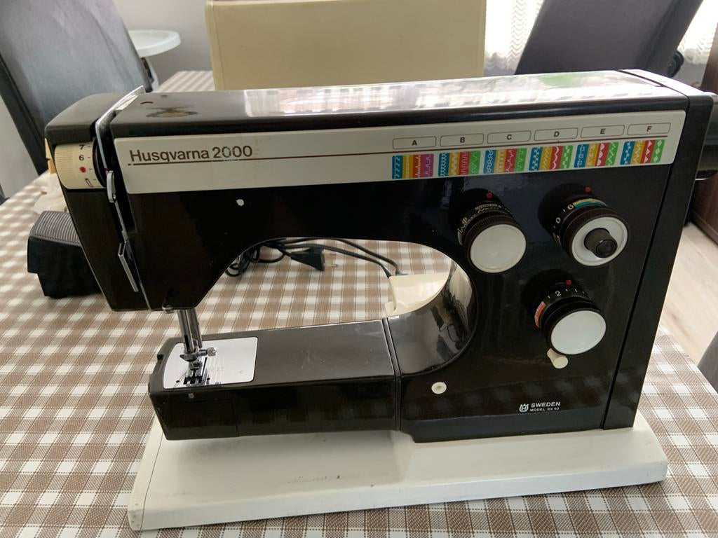 Husqvarna 2000 Naaimachine met accessoires en handleiding, Ophalen of Verzenden, Gebruikt, Naaimachine, Husqvarna