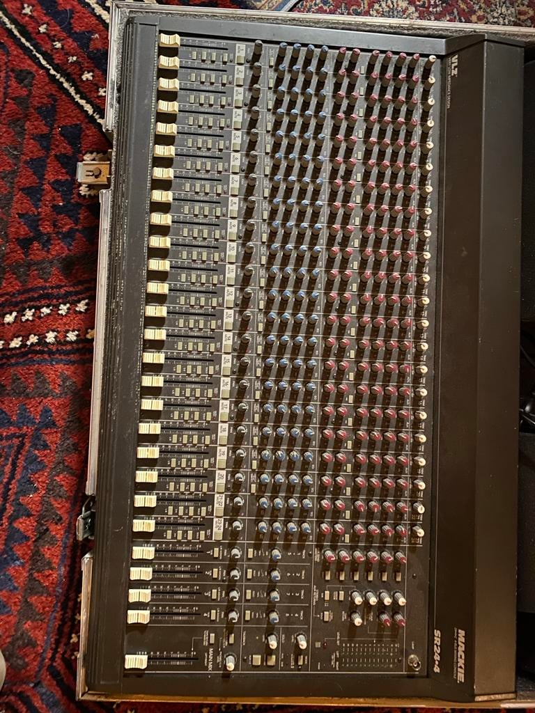 Mackie SR 24.4 Mengpaneel - Professionele Mixer, Ophalen, Gebruikt, 20 kanalen of meer, Microfooningang
