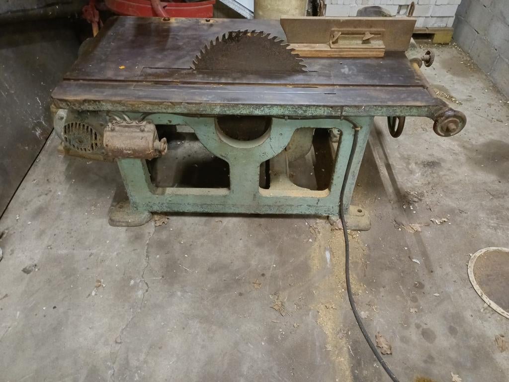 Robuuste zaagtafel - Ideaal voor houtbewerking, Doe-het-zelf en Verbouw, Gereedschap | Zaagmachines, Ophalen, Gebruikt, 1200 watt of meer