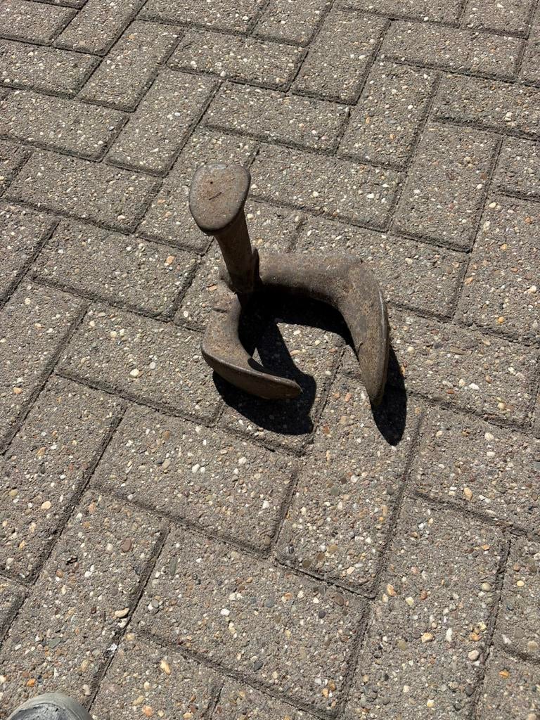 Schoen aanbeeld, Ophalen