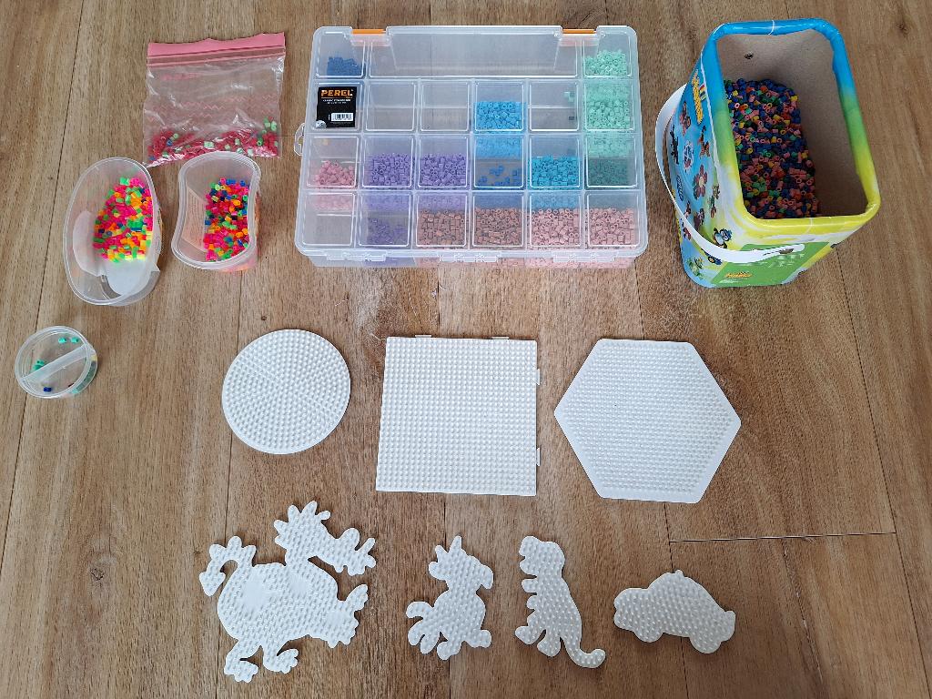 Grote hoeveelheid strijkkralen en platen, Meerkleurig, Ophalen of Verzenden, Zo goed als nieuw, Kunststof