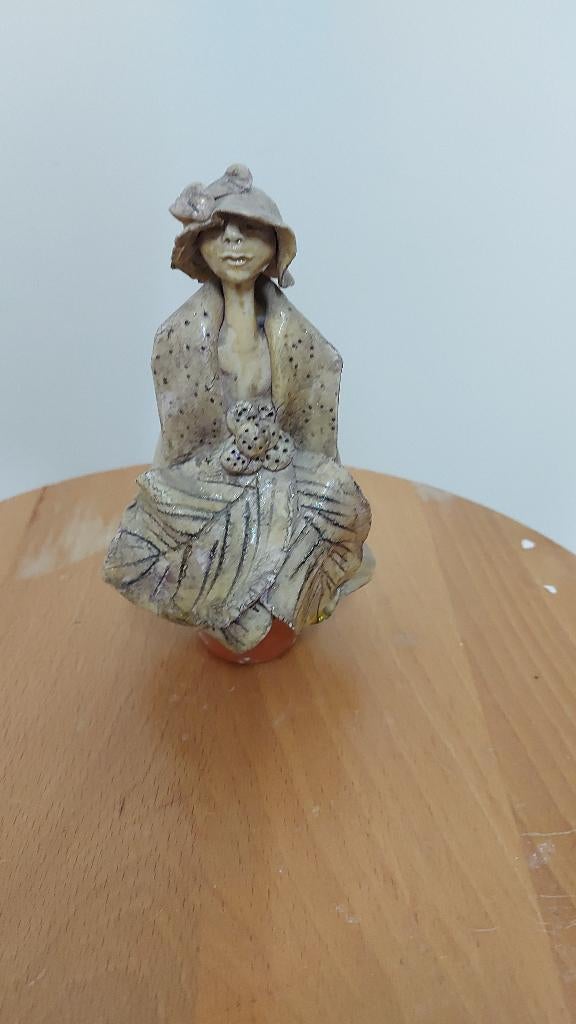 beeldje vrouw met hoed, Minder dan 20 cm, Ophalen of Verzenden, Overige materialen, Beeld