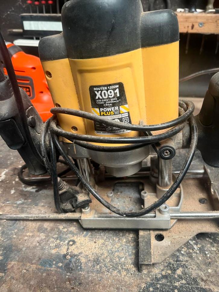 Freesmachine Power Plus 1200W met toebehoren, Doe-het-zelf en Verbouw, Gereedschap | Freesmachines, Gebruikt, Elektrisch, Bovenfrees