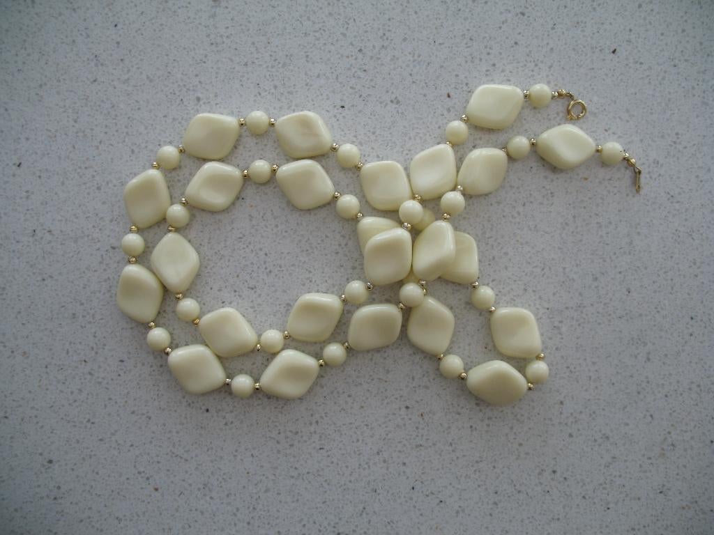 Ketting Kralen Roomkleur +Goudkleurig Accenten Vintage, Sieraden, Tassen en Uiterlijk, Antieke sieraden, Ophalen of Verzenden