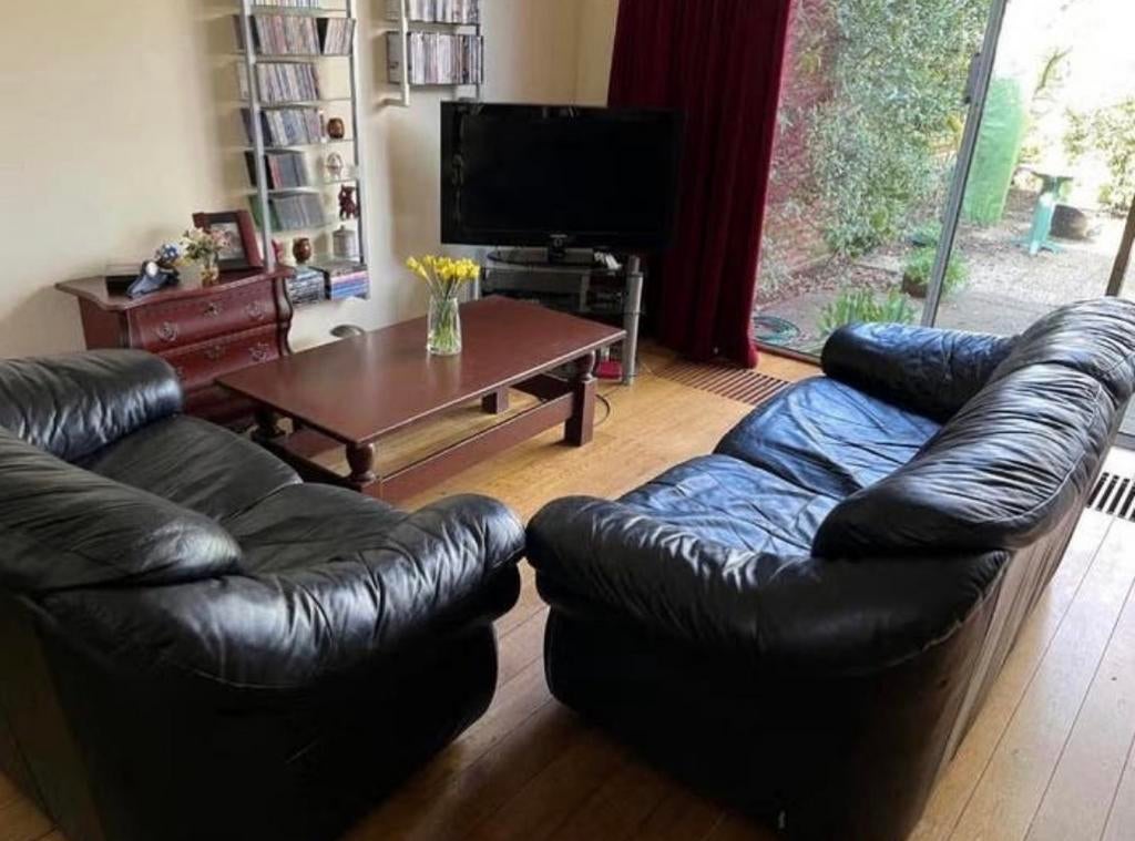 GRATIS Zwarte leren banken: 3-zits en 2-zits - Vintage stijl, Huis en Inrichting, Banken | Bankstellen, Ophalen, Gebruikt, Driepersoons