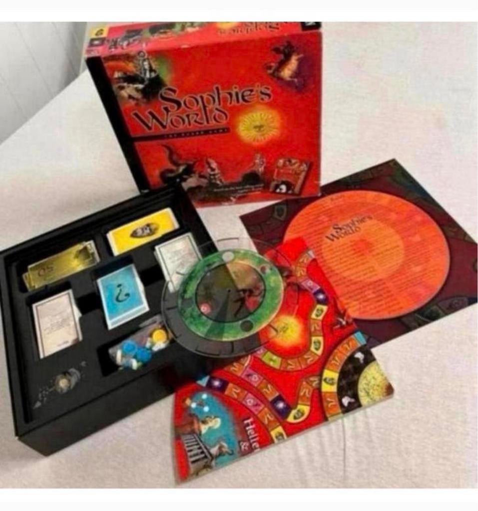 Sophie's World The Board Game 1998 bordspel compleet + doos, Hobby en Vrije tijd, Ophalen of Verzenden, Zo goed als nieuw, H, H