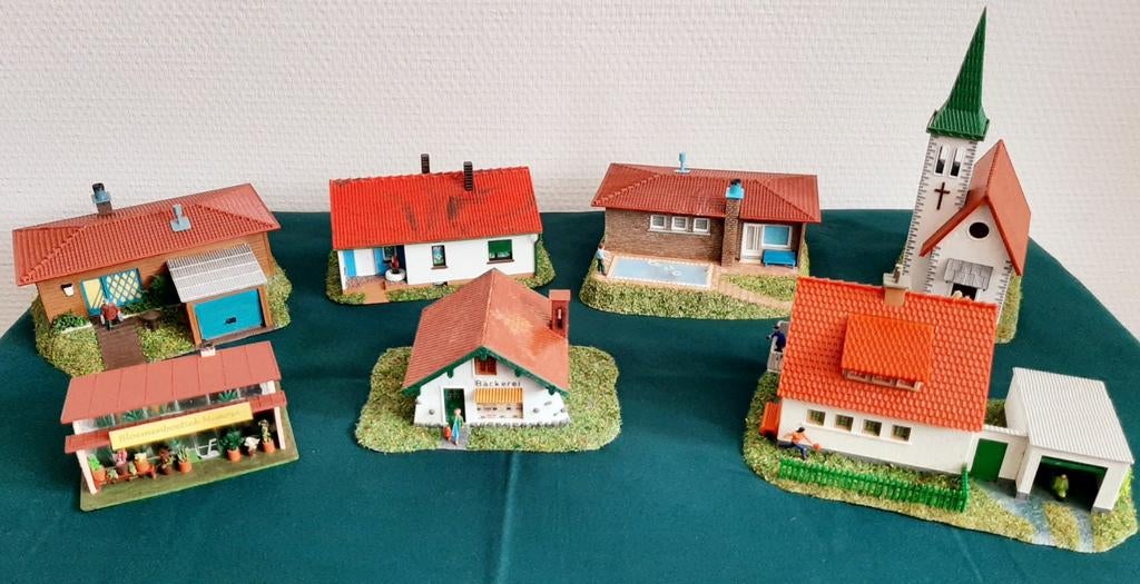 H0 huisjes, kerkje, 10 figuurtjes + scooter voor modelspoor, Hobby en Vrije tijd, Modeltreinen | H0, Zo goed als nieuw, Brug, Tunnel of Gebouw