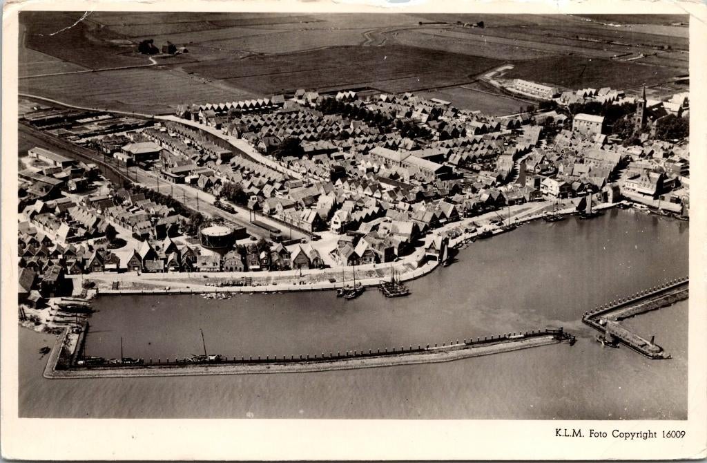 Volendam - KLM luchtopname, Verzamelen, Ansichtkaarten | Nederland, Verzenden, 1940 tot 1960, Ongelopen, Noord-Holland
