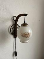 Twee oude rotan wandlampen met glazen kap. Wand lamp, Ophalen, Gebruikt