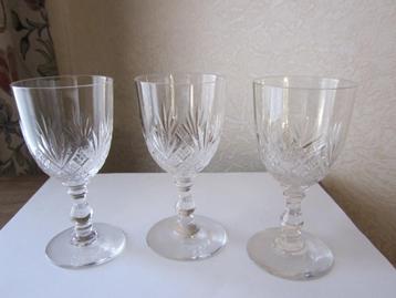 Tien prachtige Baccarat cristal wijnglazen Model Douai beschikbaar voor biedingen