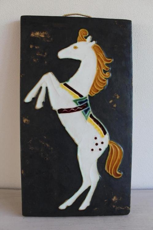 Keramiek Plaquette met Stijgerend Paard, Antiek en Kunst, Antiek | Keramiek en Aardewerk, Ophalen of Verzenden