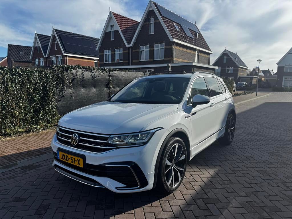 Volkswagen Tiguan 1.5 3x r line harman kardon 360 cam pano, Zwart, 4 cilinders, USB, 14 km/l
