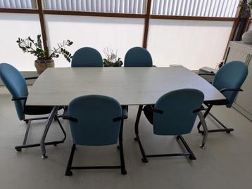 Vergadertafel + stoelen en lampen beschikbaar voor biedingen