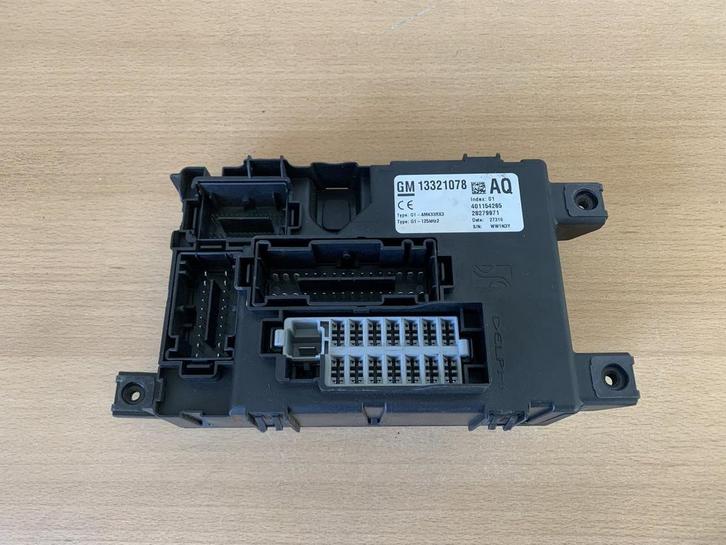 zekeringkast opel corsa D 2009 tot 2014 1.3CDTi 13321078, Auto-onderdelen, Elektronica en Kabels, Opel, Gebruikt, Ophalen of Verzenden