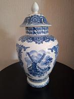 Delfts blauwe vaas met deksel en molen afbeelding, Antiek en Kunst, Antiek | Vazen, Ophalen
