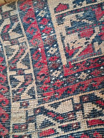 Oosters met hoofdzakelijk donker rode accenten , Kleed beschikbaar voor biedingen