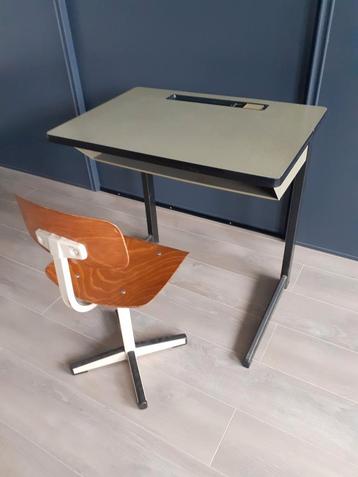 Kinder bureau met stoel beschikbaar voor biedingen