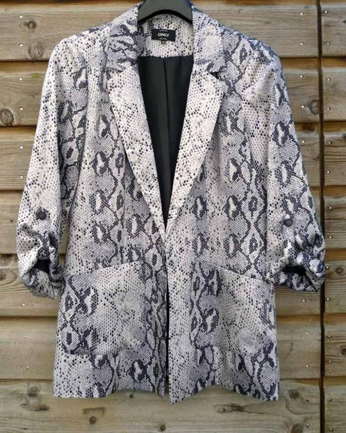Zilvergrijze blazer met slangenprint, Only maat 38, Kleding | Dames, Jasjes, Kostuums en Pakken, Zo goed als nieuw, Jasje, Maat 38/40 (M)