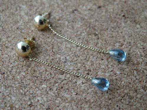 Gouden oorknoppen met blauwe topazen aan kettinkjes van goud, Sieraden, Tassen en Uiterlijk, Oorbellen, Gebruikt, Hangers, Goud