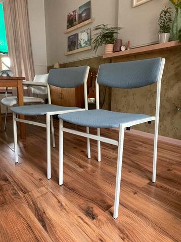 2 Eetkamer stoelen beschikbaar voor biedingen