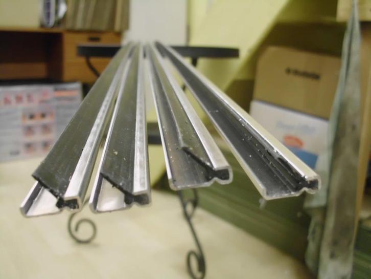 Tochtstrip Inbouw Alu met zwart rubber 2.40 m NIEUW € 4.95, Doe-het-zelf en Verbouw, Isolatie en Afdichting, Nieuw, Overige materialen