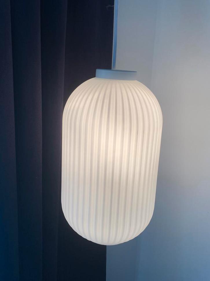 Moderne hanglamp melkglas, Huis en Inrichting, Lampen | Hanglampen, Zo goed als nieuw, Minder dan 50 cm, Glas, Kunststof, Metaal