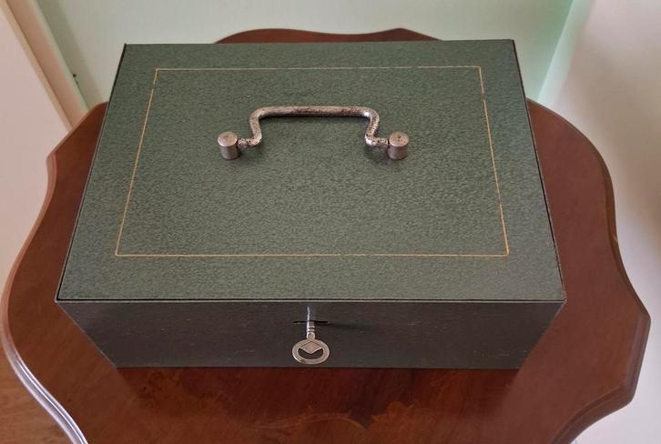 Vintage Metalen Geldkist met Sleutel, Huis en Inrichting, Woonaccessoires | Kisten, Gebruikt, Minder dan 50 cm, Minder dan 50 cm