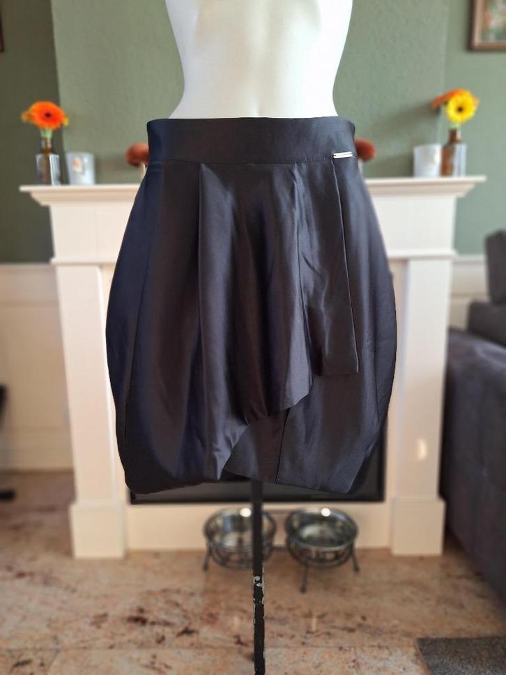 Rinascimento zwart tulp rok L / 40 gratis verzenden in NL, Kleding | Dames, Rokken, Zo goed als nieuw, Maat 38/40 (M), Zwart, Knielengte