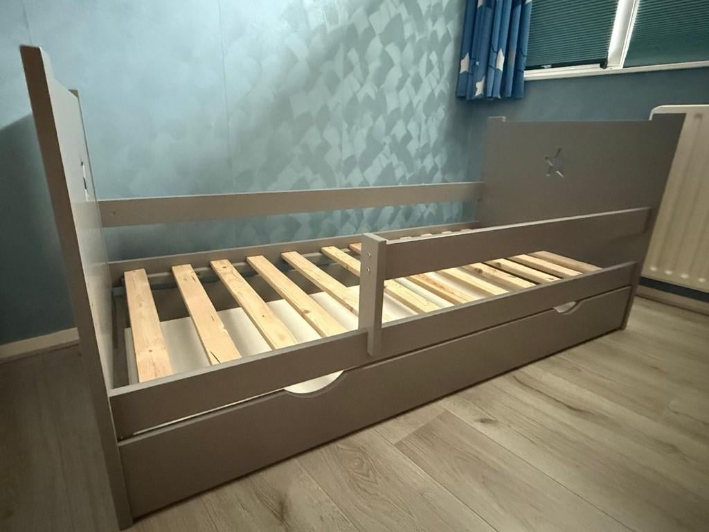 Mooi grijs kleuterbed van Petite Amélie, Kinderen en Baby's, Kinderkamer | Bedden, Ophalen, 70 tot 85 cm, Zo goed als nieuw, Lattenbodem