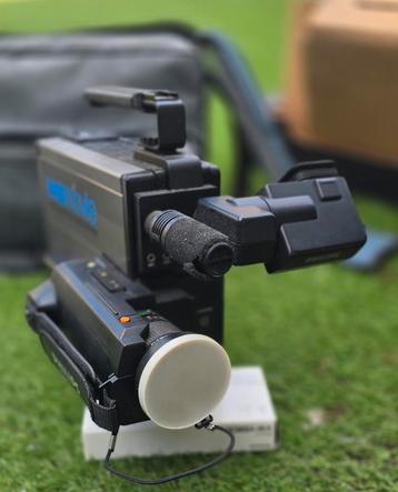 Vintage Camera's, statief, kabels, microfoon dia-snijder etc beschikbaar voor biedingen