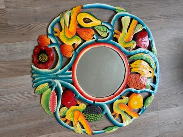 Vrolijk kleurrijke spiegel beschikbaar voor biedingen