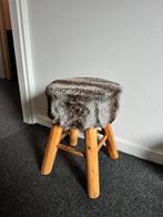 Twee houten krukjes met bontlook zitting, Ophalen of Verzenden, Zo goed als nieuw, Hout