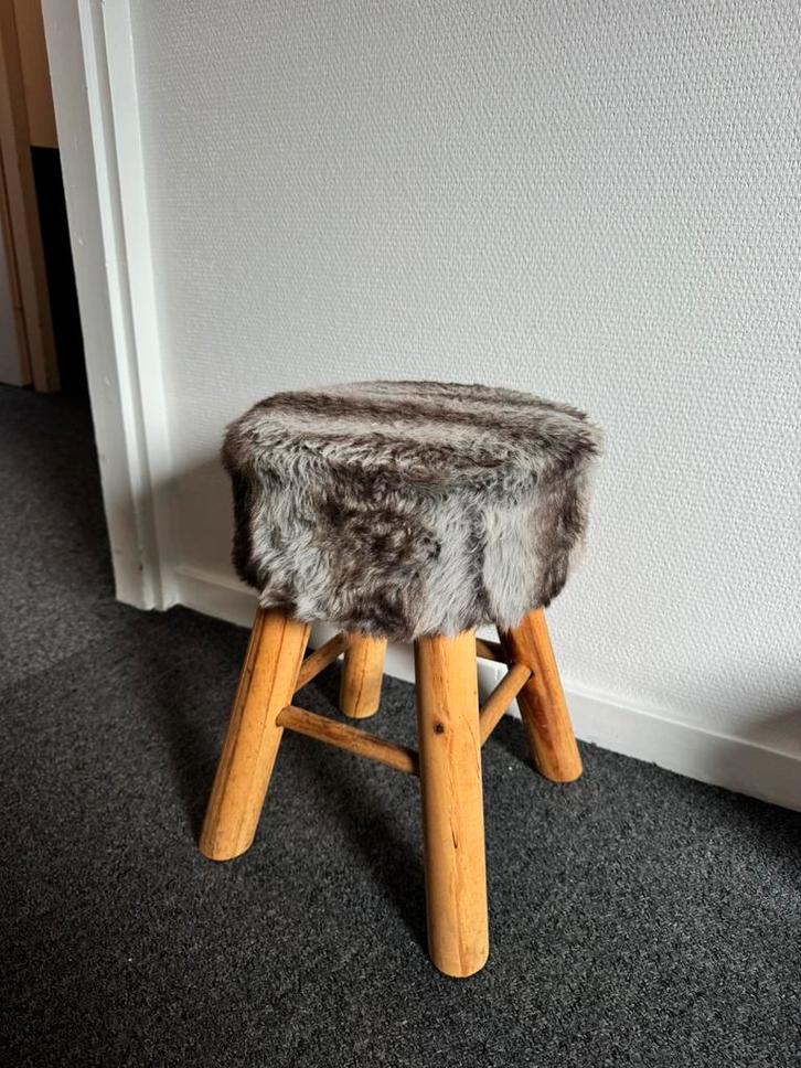 Twee houten krukjes met bontlook zitting, Huis en Inrichting, Krukjes, Zo goed als nieuw, Hout, Ophalen of Verzenden
