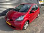 Toyota Aygo 1.0-12V Aspiration Red Half Leder APK t/m 6-5-26, Auto's, Voorwielaandrijving, Gebruikt, Elektrische ramen, 4 stoelen