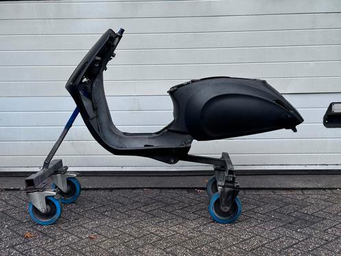 Vespa Sprint : Richtbok - mal - spuitbok, Fietsen en Brommers, Brommeronderdelen | Scooters, Zo goed als nieuw, Vespa, Frame, Ophalen of Verzenden