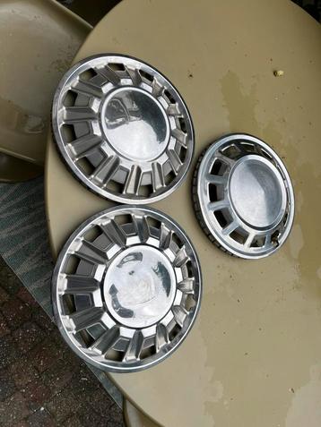 3x vintage 13 inch metalen wieldoppen beschikbaar voor biedingen