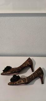 Voltan Elegante bruine pumps met bloemdetail, Kleding | Dames, Schoenen, Pumps, Bruin, Voltan, Ophalen of Verzenden